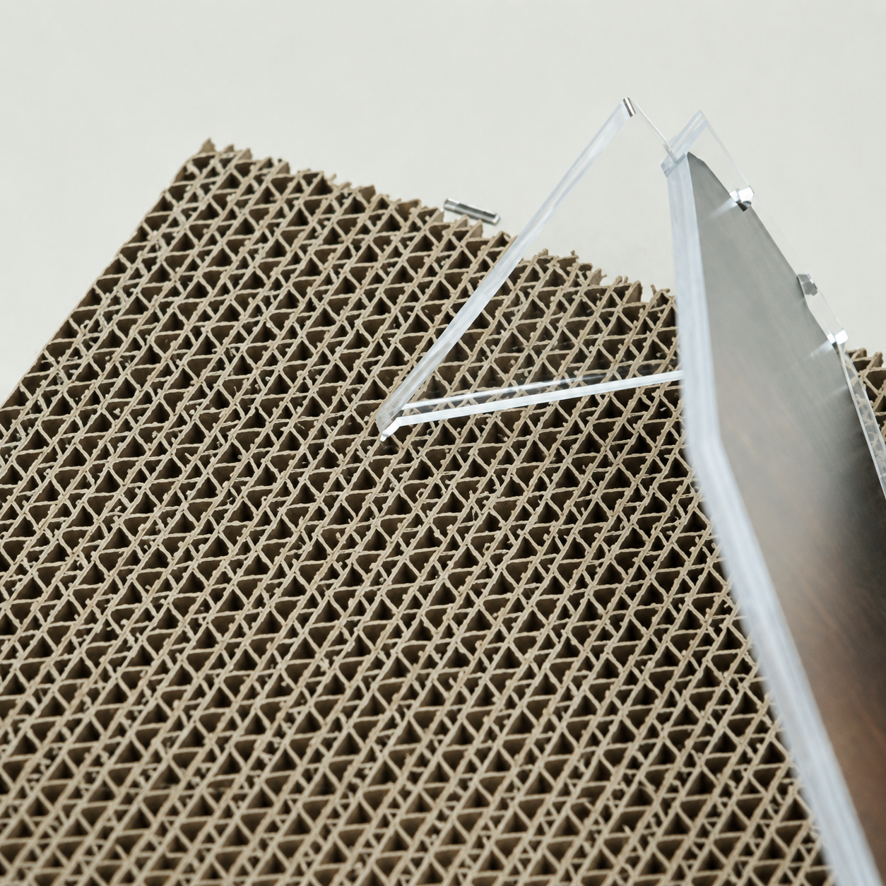 Honeycomb kraft scratcher core with acrylic support leg